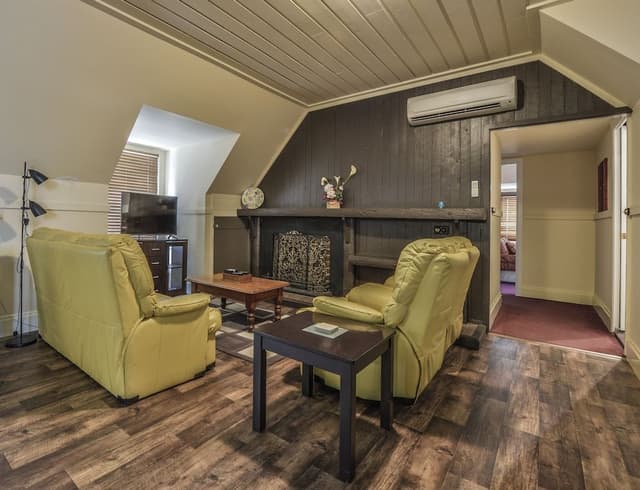 Basic Triple Room, Shared Bathroom (Gold Nugget Room)