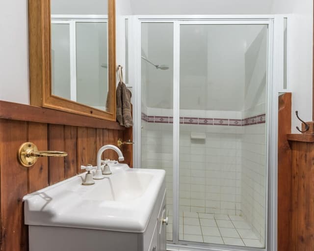Basic Triple Room, Shared Bathroom (Gold Nugget Room)
