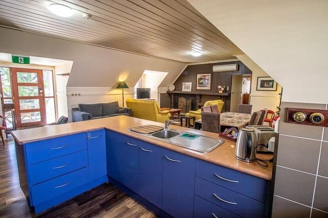 Basic Triple Room, Shared Bathroom (Gold Nugget Room)