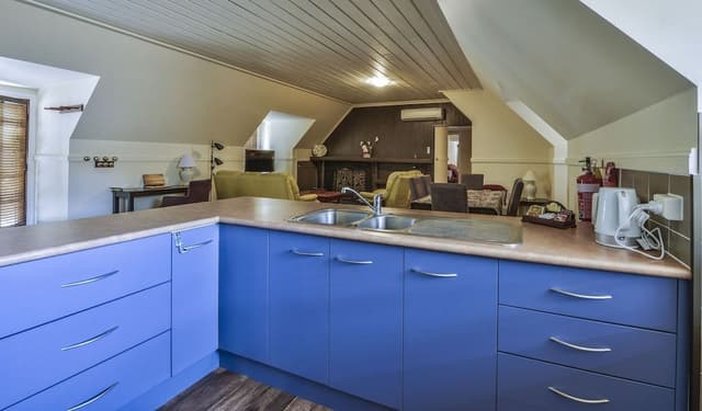 Basic Triple Room, Shared Bathroom (Gold Nugget Room)