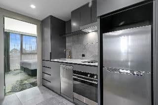 APARTMENT QUEEN SIZE BED