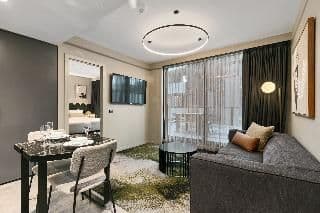 APARTMENT QUEEN SIZE BED