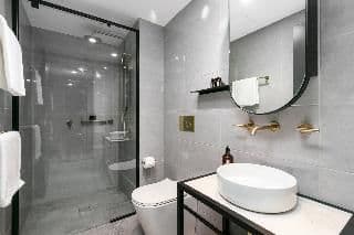 APARTMENT QUEEN SIZE BED