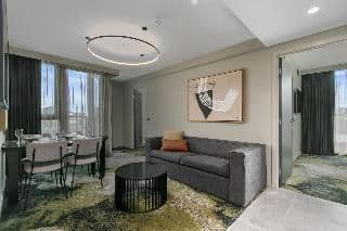 APARTMENT QUEEN SIZE BED
