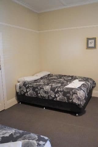FAMILY ROOM THREE BEDS