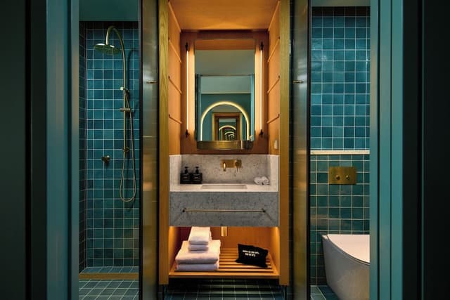 Room (Large King)