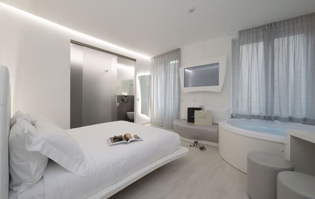 Superior Room, Jetted Tub