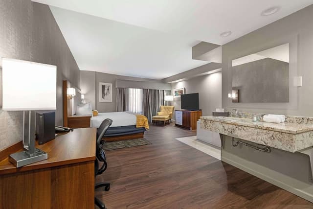 Suite, 1 King Bed, Non Smoking, Jetted Tub
