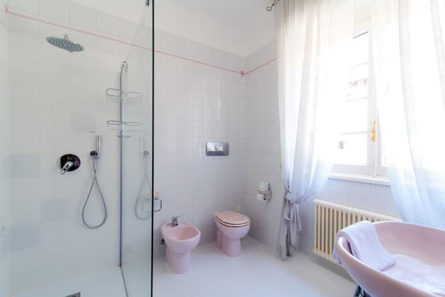 Double Room (Rosa)