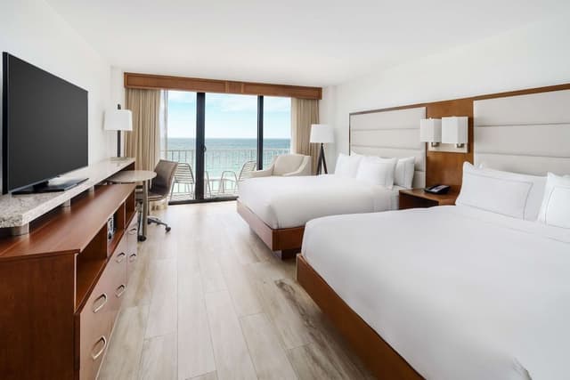 Room, 2 Queen Beds, Balcony, City View (High Floor)
