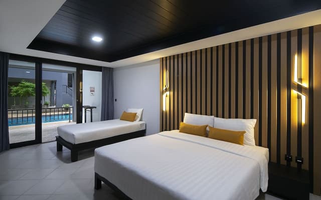 Deluxe Room, Pool Access