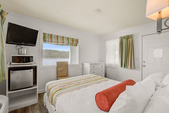 Classic Room, 1 Queen Bed, River View