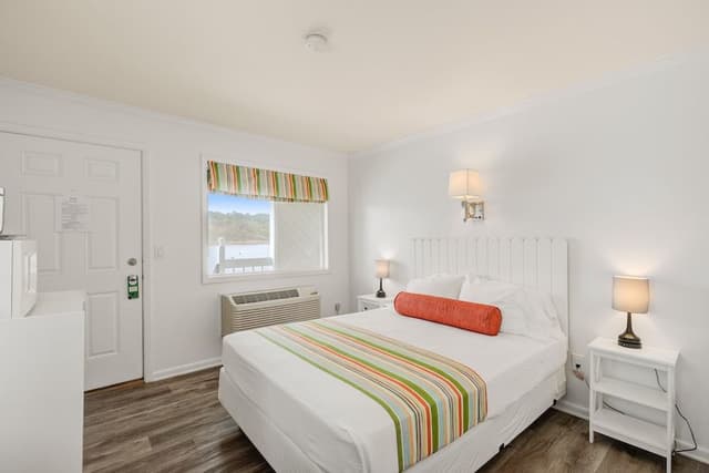 Classic Room, 1 Queen Bed, River View