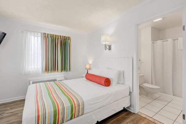 Classic Room, 1 Queen Bed, Pool View