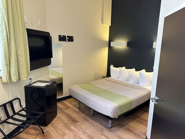 Room, 1 Full-Sized Bed