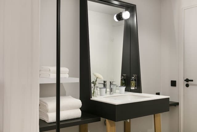 Double or Twin Room (Vue Bastille, no elevator)