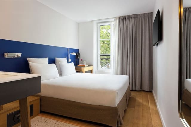 Double or Twin Room (Vue Bastille, no elevator)