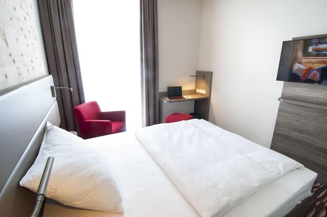Standard Queen Room