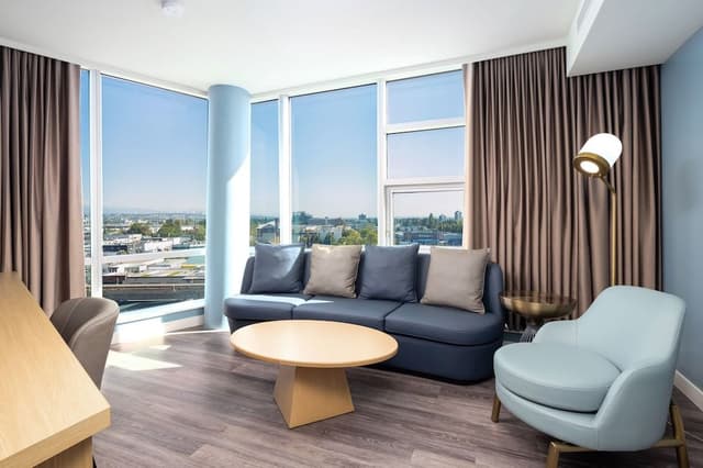 Deluxe Suite, 1 King Bed, Corner
