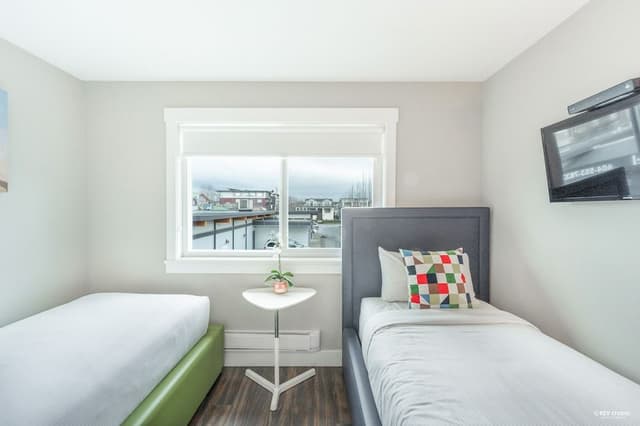 2 Twin Beds