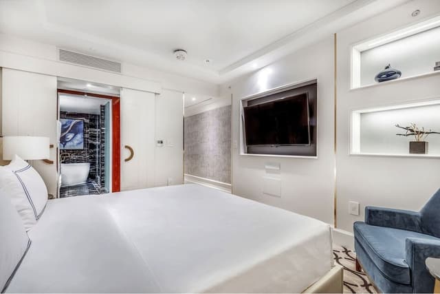 Suite, 1 King Bed with Sofa bed (Jade)