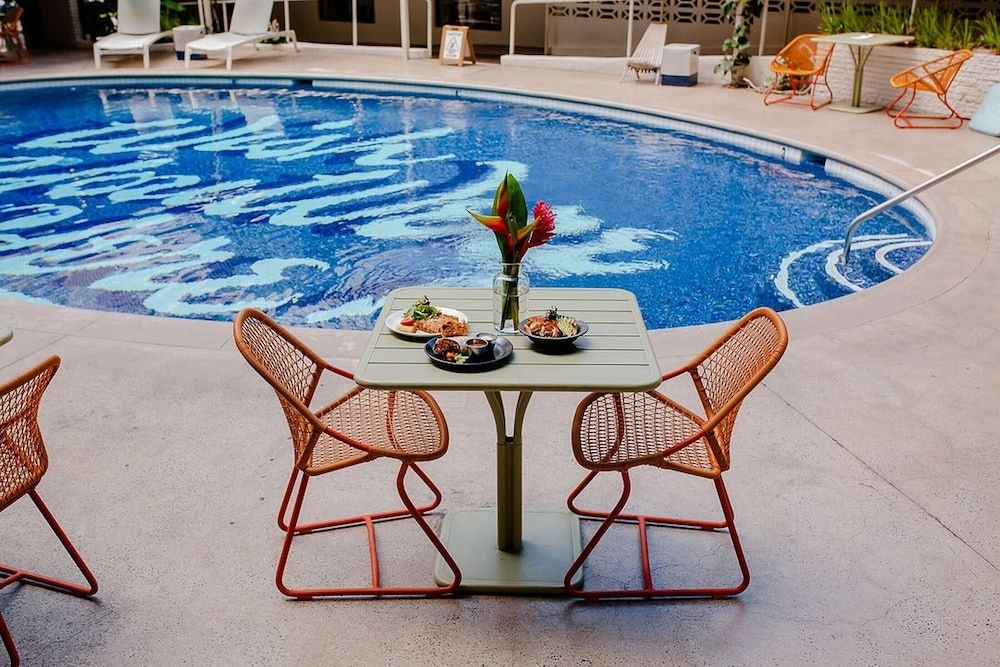 Castle Hokele Suites Waikiki1