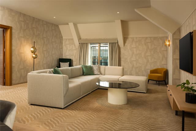 KING EXECUTIVE SUITE