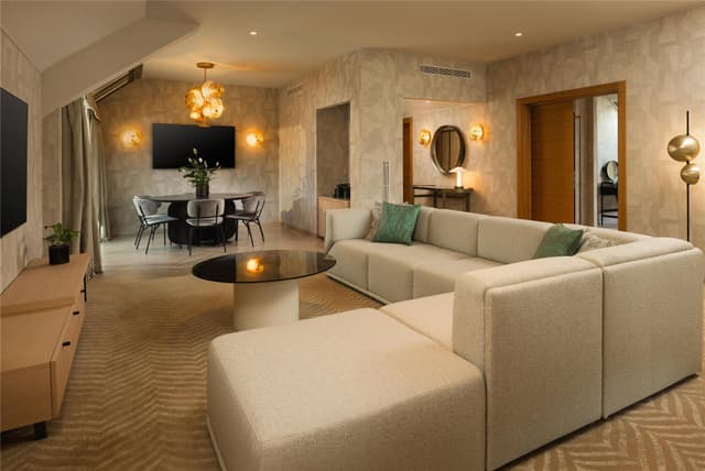 KING EXECUTIVE SUITE