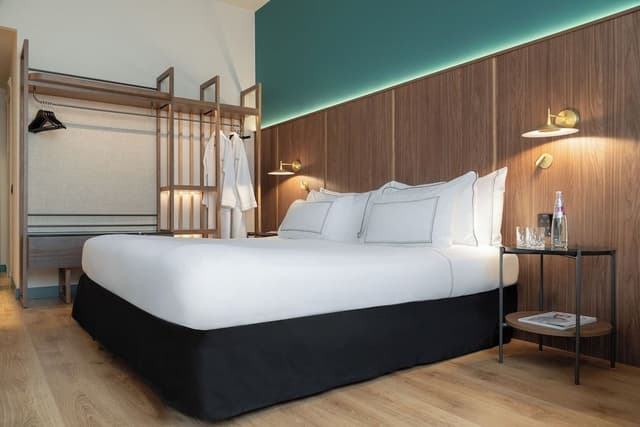 The Level Business Suite and Lounge Access