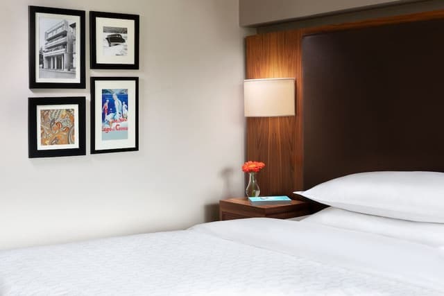 Deluxe Room, 1 King Bed, Pool View