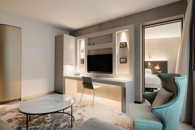 FAMILY CONNECTING SUITE WITH LOUNGE ACCESS