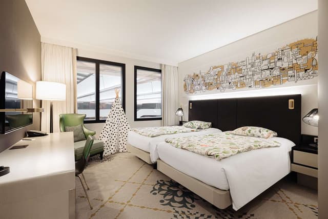 FAMILY CONNECTING SUITE WITH LOUNGE ACCESS