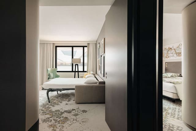 FAMILY CONNECTING SUITE WITH LOUNGE ACCESS