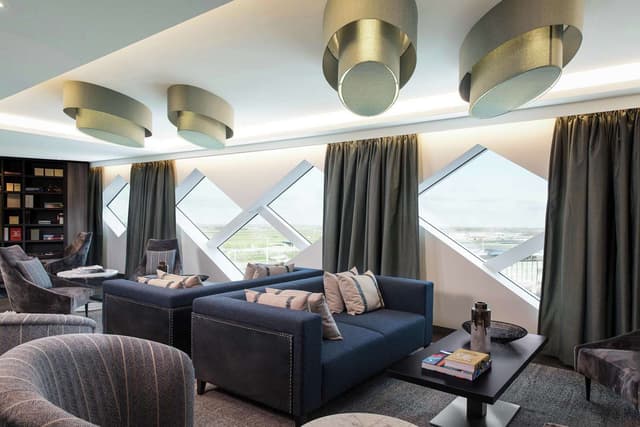 KING ONE BEDROOM SUITE WITH LOUNGE ACCESS