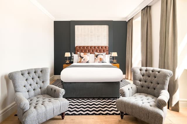 Suite, 1 Queen Bed, City View