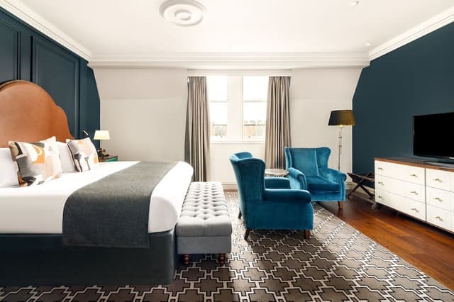 Suite, 1 Queen Bed, City View