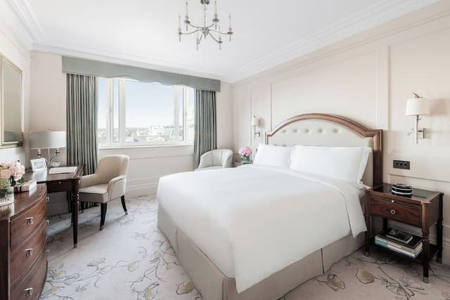 Superior Room (1 Queen Bed)