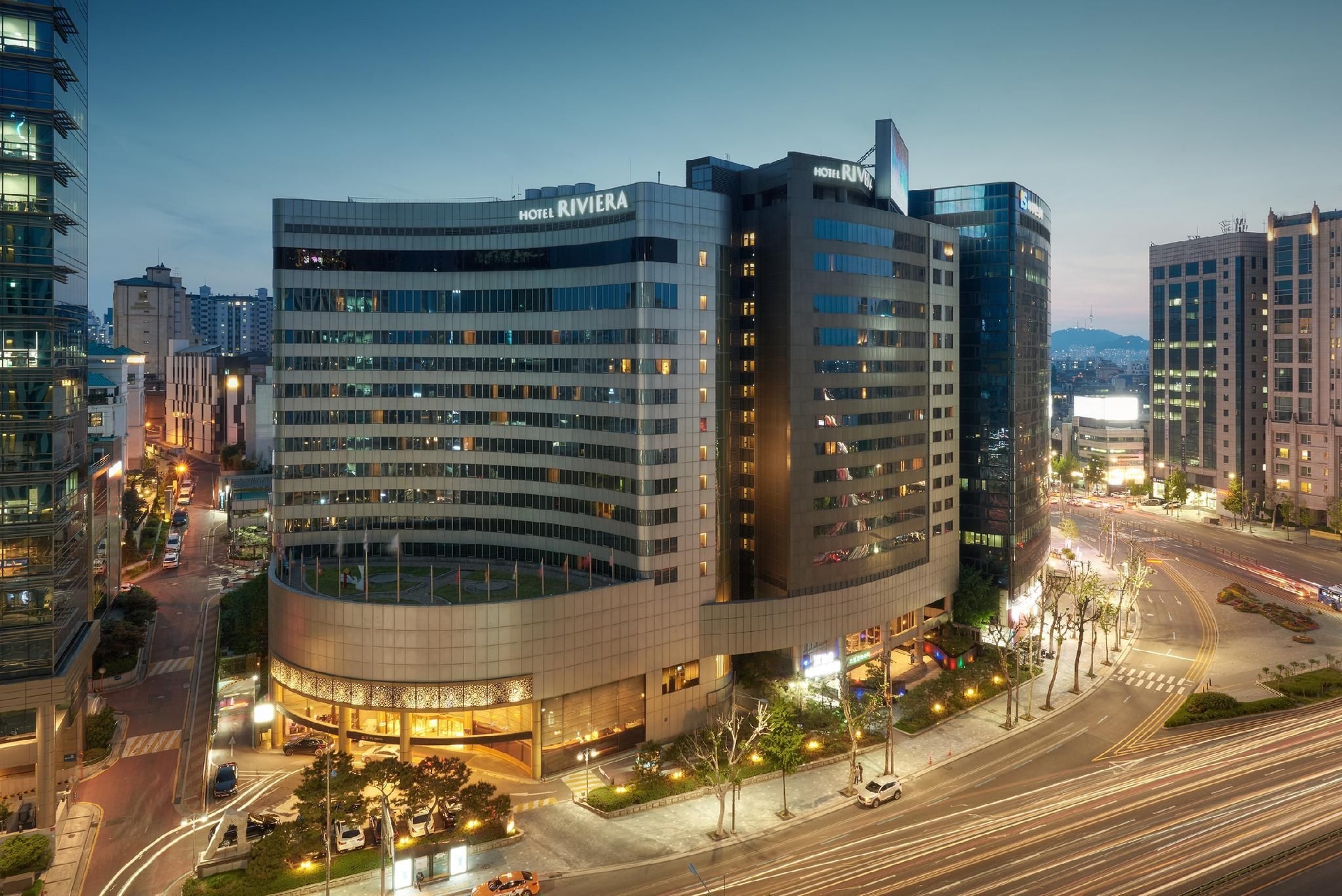 โรงแรมริเวียร่า (Riviera Hotel)0