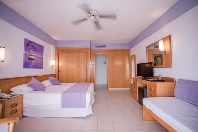 Habitación Triple con Balcón