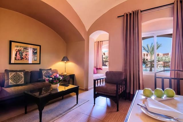 Junior Suite, Queen Bed, Pool View