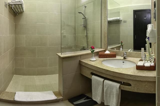 Junior Suite, Queen Bed, Pool View