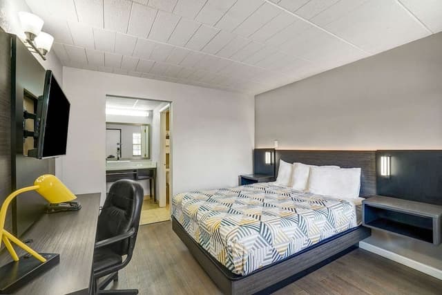 Standard Room, 1 Queen Bed, Non Smoking, Refrigerator & Microwave