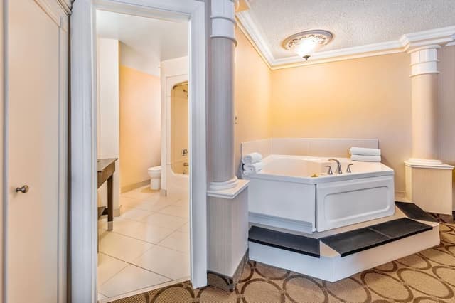 Suite, 1 Queen Bed, Non Smoking (Upgrade)