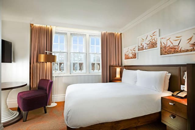 Queen Guestroom With View