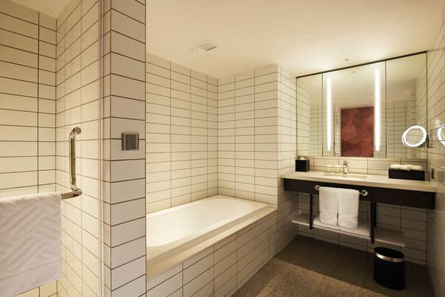 KING PREMIUM SUITE CITY VIEW