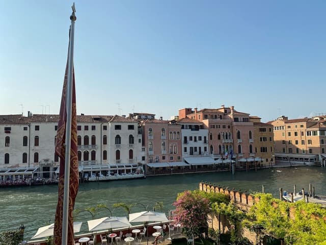 Panoramic Suite, 1 King Bed, Hot Tub, Canal View