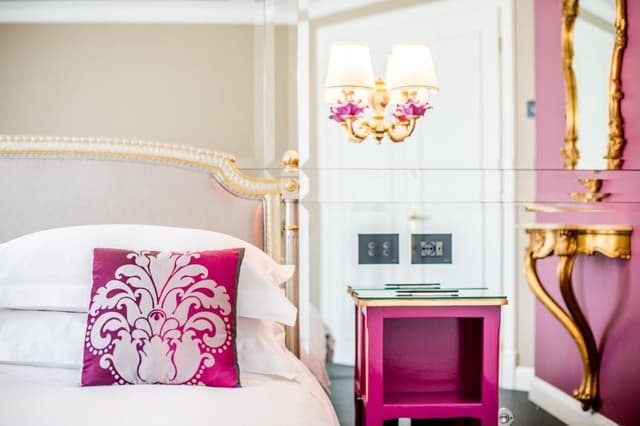 Liz Taylor Suite Lake View