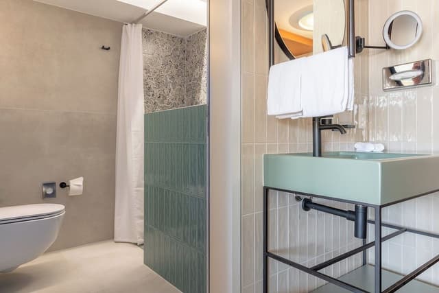 Large Room for 1 to 4 People
