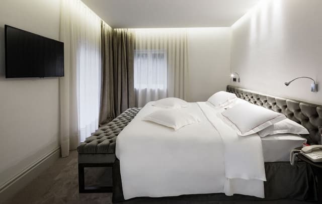 Suite with Air Conditioning