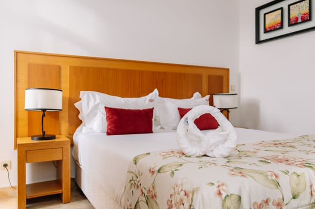 Deluxe Two-Bedroom Apartment with Sea or Pool View (6 Pax)